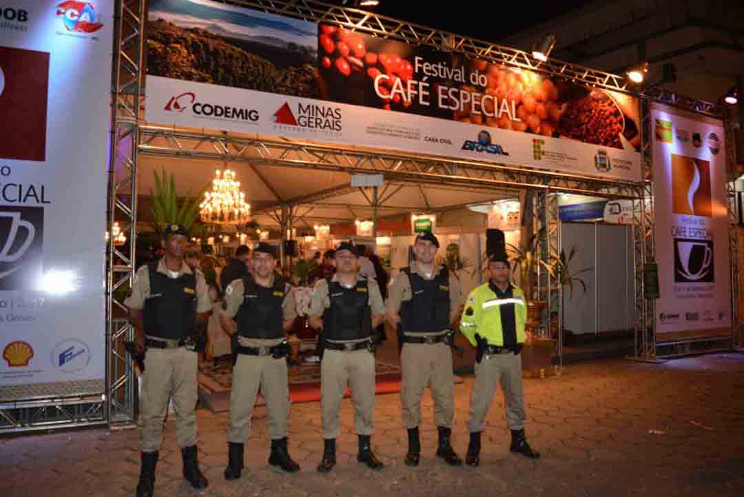 Portal-com-a-polícia-a-frente-1024×684